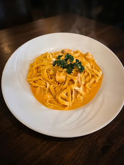 Tagliatelle an Safransauce, frisch angerichtet.